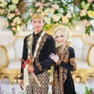 10 Potret Gaun Prewedding Jennifer Coppen yang Memukau dengan Sentuhan Jawa – Inspirasi Elegan untuk Pasangan Modern