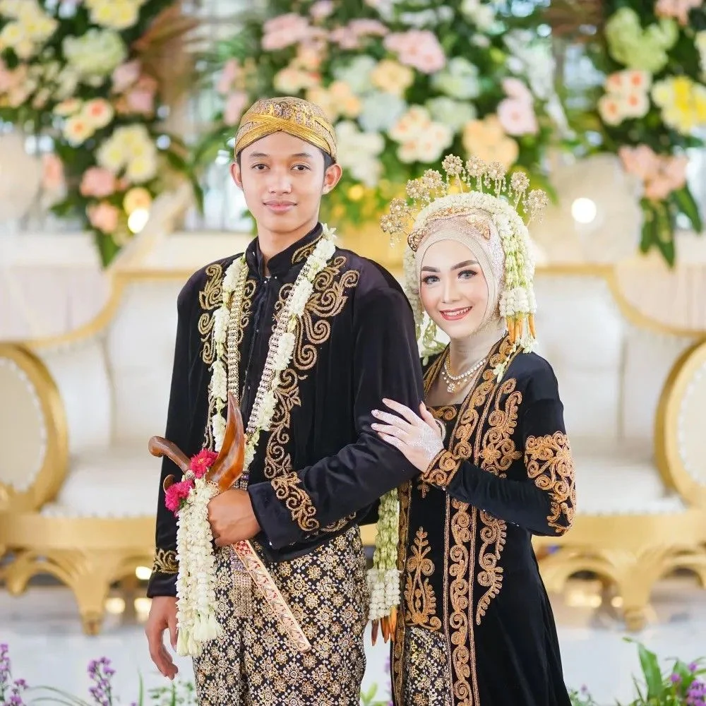 10 Potret Gaun Prewedding Jennifer Coppen yang Memukau dengan Sentuhan Jawa – Inspirasi Elegan untuk Pasangan Modern