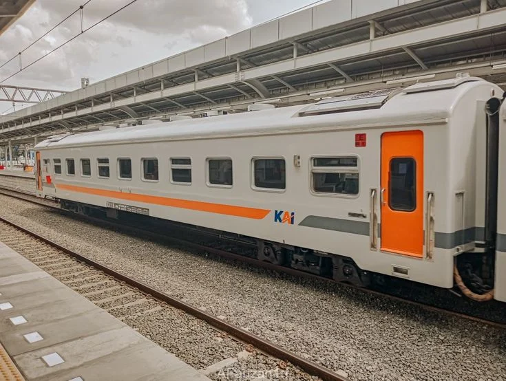 Dari Gerbong Kereta Api ke Persebaya Academy: 4 Jam Perjuangan Erlangga Mengejar Mimpi Jadi Profesional