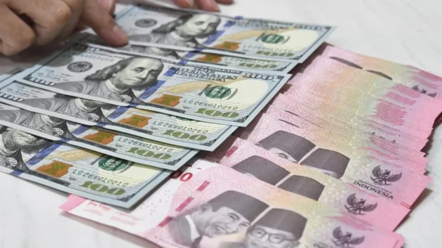 Dolar AS Menggeliat, Rupiah Tembus Rp17.000-an: Dampak Geopolitik, Kebijakan Pemerintah, dan Kurs Bank Hari Ini