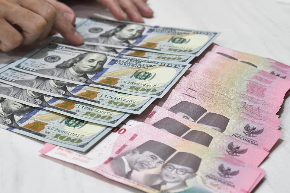 Dolar AS Menggeliat, Rupiah Tembus Rp17.000-an: Dampak Geopolitik, Kebijakan Pemerintah, dan Kurs Bank Hari Ini