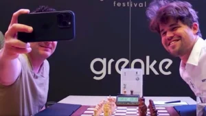 Drama Selfie Magnus Carlsen di Grenke Chess Festival: Ponsel Lawan Disita Arbiter