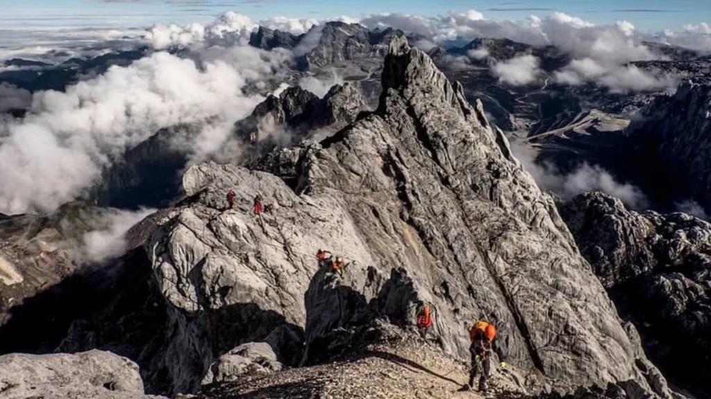 Gunung Carstensz: Menyelami Puncak Tertinggi Indonesia yang Paling Mematikan