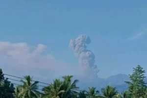 Gunung Dukuno Mengguncang Langit Halmahera Utara: Abu Setinggi 1.600 Meter, Warga Diminta Waspada