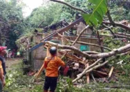 Hujan Deras Disertai Angin Kencang dan Es Terjang Lima Desa di Klaten, Puluhan Bangunan Rusak