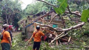 Hujan Deras Disertai Angin Kencang dan Es Terjang Lima Desa di Klaten, Puluhan Bangunan Rusak