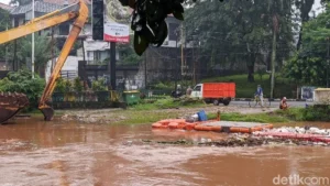 Kali Pesanggrahan Meluap, Akses Cinere‑Pondok Cabe Terputus dan Kendaraan Terendam