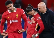 Kekalahan Liverpool dari PSG: Formasi 5 Bek Arne Slot Jadi Bumerang, Kritik Pedas dari Carragher dan Gerrard