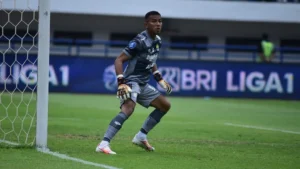 Kiper Persib Teja Pulang Kampung, Siap Raih Poin Penting di Tanah Kelahiran