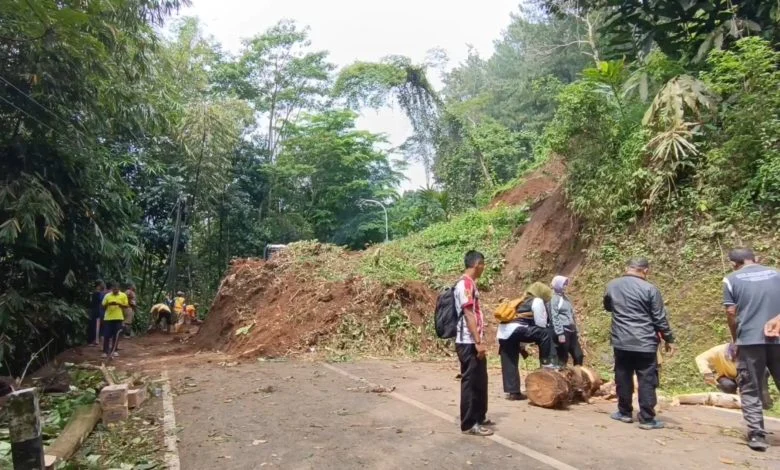 Longsor Sumedang: Tebing 15 m Runtuh, Akses Kebun Teh Cisoka Lumpuh Total