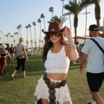 Outfit Sabrina Carpenter di Coachella 2026 Pecah Telur, Tren Auto Jadi Ikon Fashion Festival