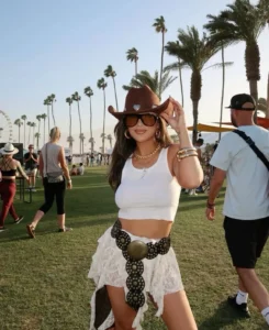 Outfit Sabrina Carpenter di Coachella 2026 Pecah Telur, Tren Auto Jadi Ikon Fashion Festival