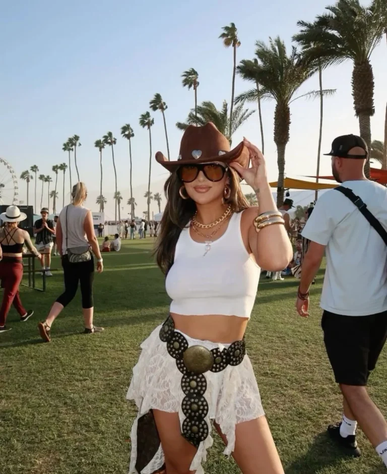 Outfit Sabrina Carpenter di Coachella 2026 Pecah Telur, Tren Auto Jadi Ikon Fashion Festival