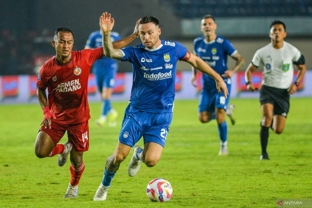 Persib di Puncak! Hitung Poin Kunci Gelar dan Fokus Konsistensi Marc Klok di 7 Laga Penentu
