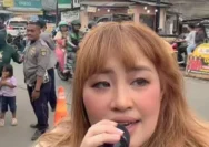 Pinkan Mambo Bikin Live TikTok di Pinggir Jalan, Cuan Jutaan dan Pedagang Meraup Rezeki