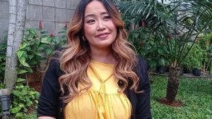 Pinkan Mambo Ngamen di Jalan, Target Rp100 Juta untuk Biaya Sekolah Anak Memicu Keputusan Ekstrem