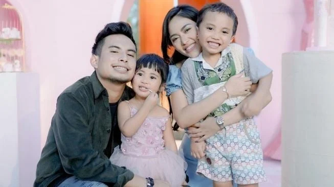 Rachel Vennya Tuding Okin Jual Rumah Anak Secara Diam-diam, Okin Balas Karakternya 'Dibunuh' di Publik