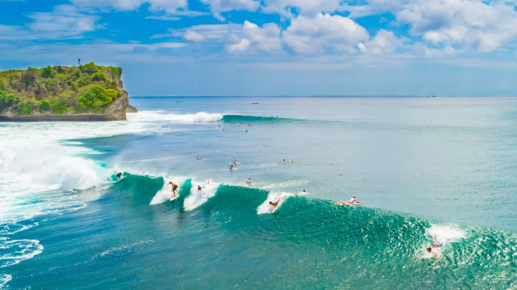 Sejarah Uluwatu Surfing: Dari Pantai Tabu Menjadi Surga Selancar Dunia