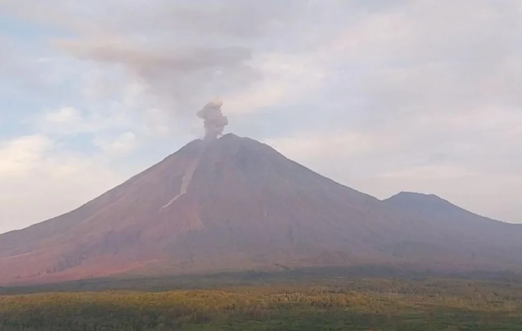 Semeru Meletus 7 Kali dalam Sehari, Kolom Abu Menembus 1,1 Km – Warga Dilarang Masuk Radius 5 km