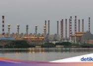 Serangan Iran Guncang Pasokan Minyak Global, Harga Jatuh 15% dan Dampak Ekonomi Indonesia