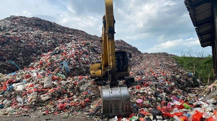 SPPG Cakung Timur Dibangun di Depan Tumpukan Sampah, Netizen Soroti Risiko Kesehatan dan Izin Dicabut