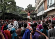 Suasana Khidmat Jalan Salib di Pasar Minggu, Umat Diingatkan Kasih Kristus dalam Visualisasi Paskah 2026