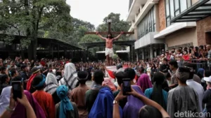 Suasana Khidmat Jalan Salib di Pasar Minggu, Umat Diingatkan Kasih Kristus dalam Visualisasi Paskah 2026