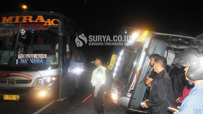 Truk Boks Tabrak Bus Mogok di Madiun, Sopir Tewas Saat Evakuasi, 1 Korban Jiwa