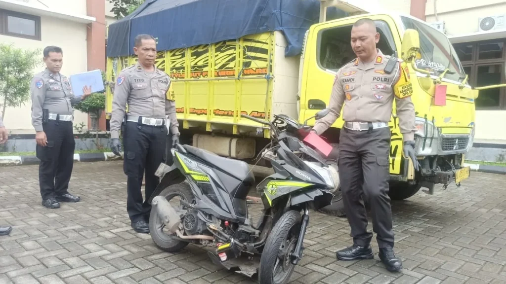 Truk Dinas TNI AD Tabrak Motor di Kalideres, Sopir Diperiksa dan Korban Diberi Santunan
