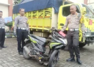 Truk Dinas TNI AD Tabrak Motor di Kalideres, Sopir Diperiksa dan Korban Diberi Santunan