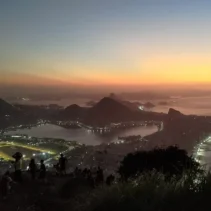 Turis Terperangkap Baku Tembak Saat Menanti Sunrise di Morro Dois Irmaos, Rio de Janeiro