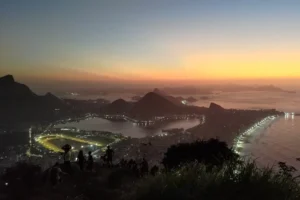 Turis Terperangkap Baku Tembak Saat Menanti Sunrise di Morro Dois Irmaos, Rio de Janeiro