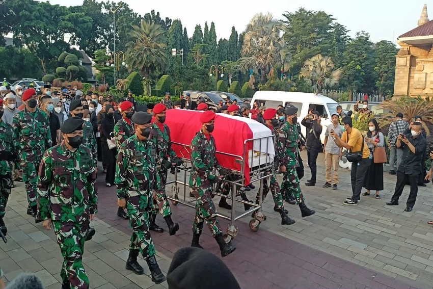 Upacara Pemakaman Serka Anumerta Muhammad Nur Ichwan di TMP Giri Dharmoloyo: Penghormatan Militer dan Duka Keluarga