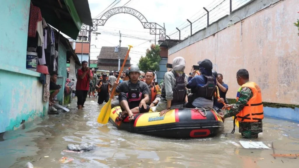 Warga Sukoharjo Buang Kasur dan Perabotan Usai Banjir Oli: Ini Alasan di Baliknya