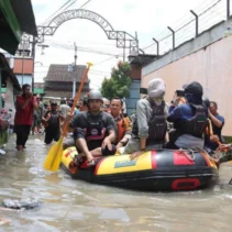 Warga Sukoharjo Buang Kasur dan Perabotan Usai Banjir Oli: Ini Alasan di Baliknya